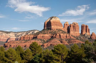 Sedona Arizona 'daki güzel kumtaşı oluşumlarının manzarası