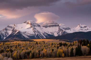 Dağlarda güzel bir gün batımı