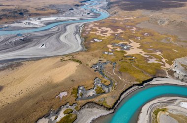 Dağlardaki nehrin havadan görünüşü
