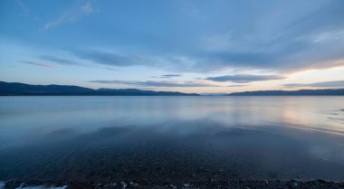 Gölün üzerinde güzel bir gün batımı