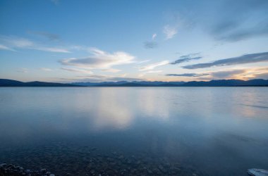 Güzel göl manzarası