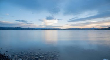 Gölün üzerinde güzel bir gün batımı