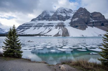Banff Ulusal Parkı 'nda Moraine Gölü, Alberta, Kanada