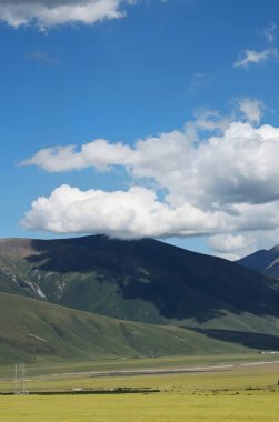 Dağları ve bulutları olan güzel bir manzara