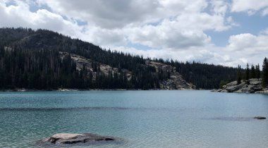 Dağlardaki güzel göl