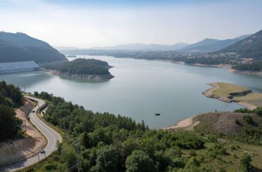 Dağlardaki nehrin havadan görünüşü