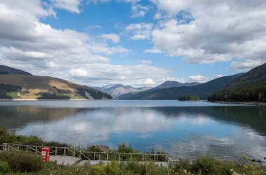 Dağlardaki gölün güzel manzarası
