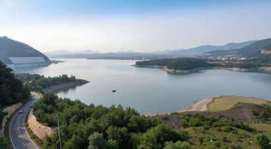 Dağlardaki nehrin güzel manzarası