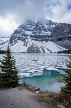İsrail 'in kuzeyindeki dağlarda bir göl manzarası