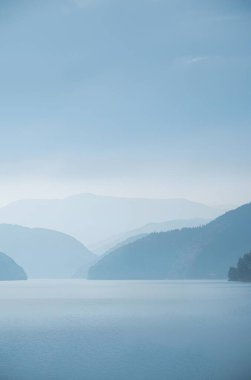 Göllü güzel bir manzara.