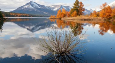 Sonbahar gölü, dağlar ve sabah yansıması.