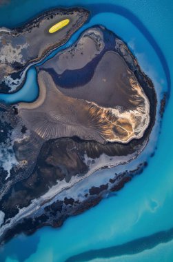 Güzel mavi gölün havadan çekilmiş güzel gölü.