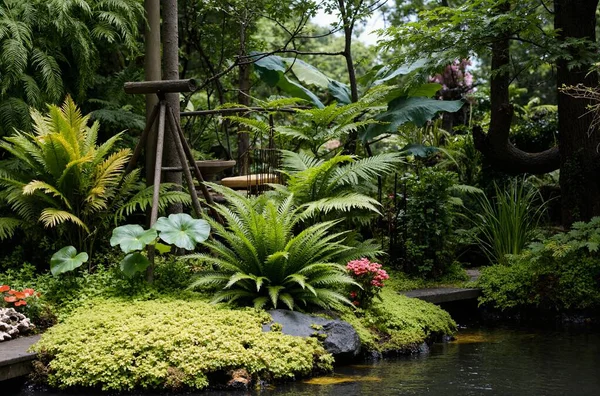 Şelalesi ve bitkileri olan güzel bir tropik bahçe.