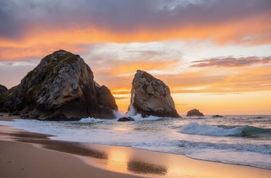 Pasifik Okyanusu kıyısında güzel bir sahilde gün doğumu, Kaliforniya