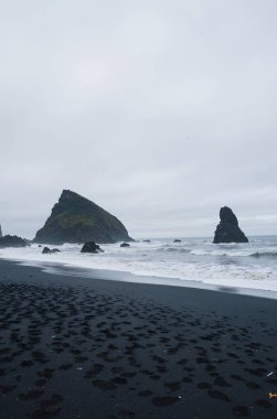 İzlanda. Siyah kumsal. Siyah sahil. siyah kum