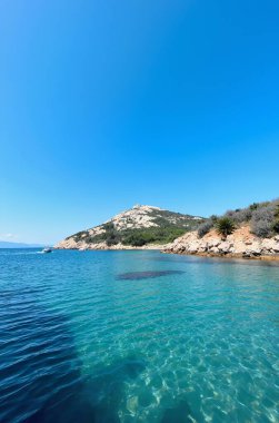 Güzel deniz manzarası, bulutlu ve güneşli mavi gökyüzü, Yunanistan