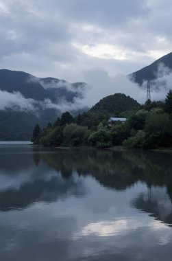Göl ve dağlarla dolu güzel bir manzara.