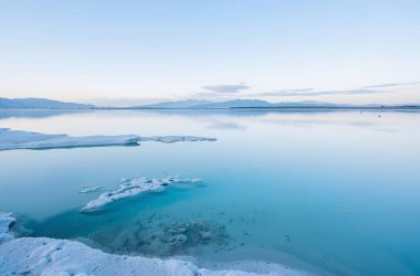 Dağlardaki güzel göl.