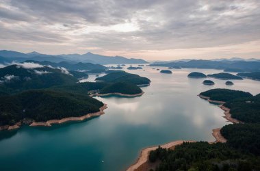 Güzel göl manzarası