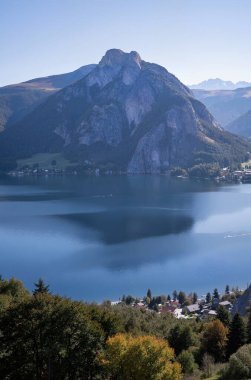Göl ve dağlarla dolu güzel bir manzara.