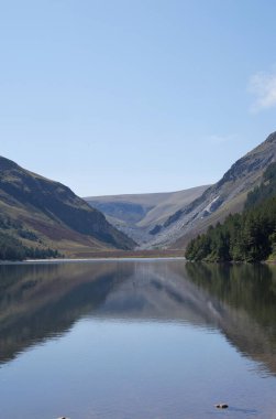 Gölü olan güzel bir dağ manzarası