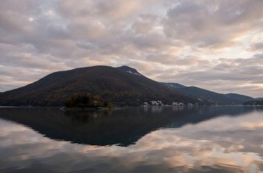 Gölün üzerinde gün batımı
