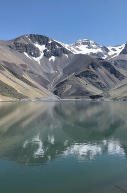 Göl ve dağlarla dolu güzel bir manzara.