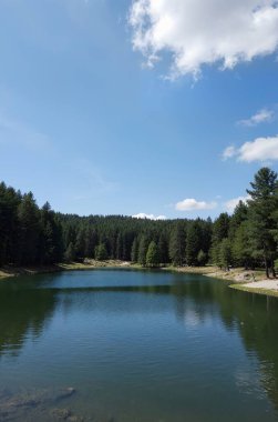 Dağlardaki güzel göl manzarası