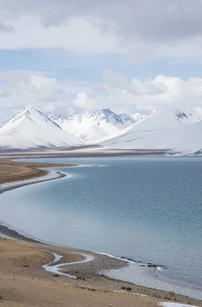 Dağları ve bulutları olan güzel bir manzara