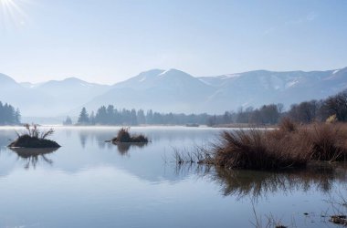 Göl ve dağlarla dolu güzel bir manzara.