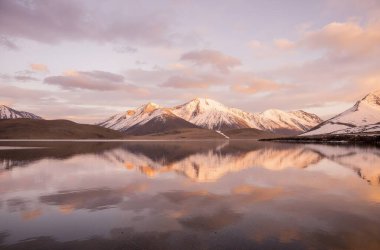 Dağlardaki gölün güzel manzarası
