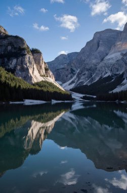 Dağlı ve mavi gökyüzü
