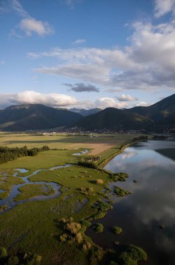 Göllü güzel bir manzara.