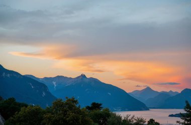 Gölün üzerinde güzel bir gün batımı