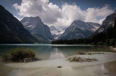 Dağlardaki güzel dağ nehri