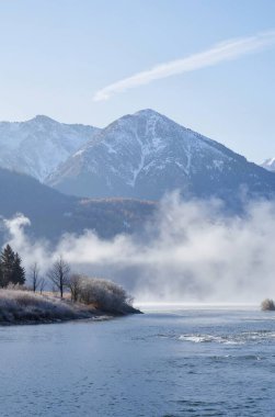 Dağlardaki gölün güzel manzarası