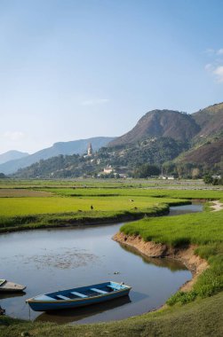 Nehir ve gölü olan güzel bir manzara.