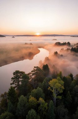 Gölün üzerinde güzel bir gün batımı