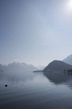 Gölünde bir dağ olan güzel bir manzara.