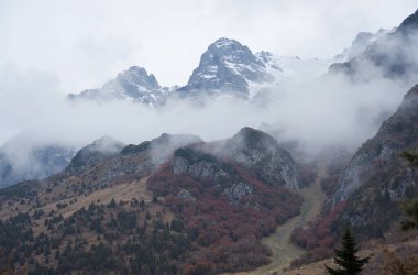 Sabahları dağ manzarası