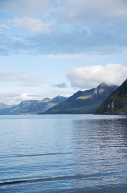 Deniz manzarası ve arka planda dağlar