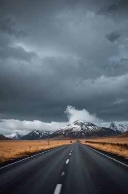 Dağlarda yolu olan güzel bir manzara.