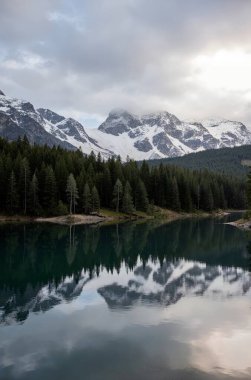 Su üzerinde yansıması olan göl.