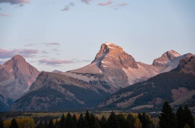 Dağlarla, doğayla güzel bir manzara.