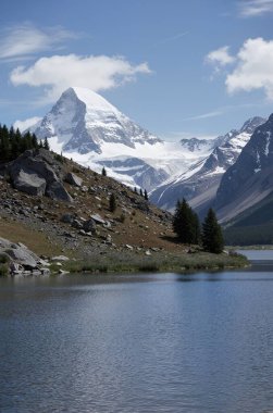 Dağlar ve karla kaplı güzel bir manzara.