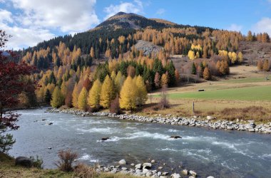Nehir ve dağlarla dolu güzel bir manzara