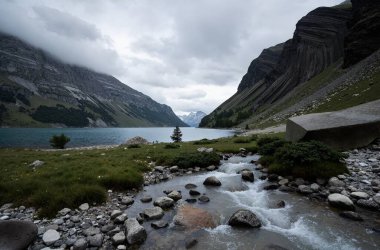 Göl ve dağlarla dolu güzel bir manzara.