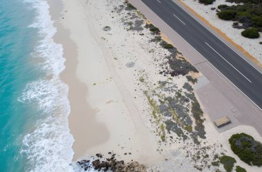 Yeni Zelanda adasındaki yol ve deniz manzarası.