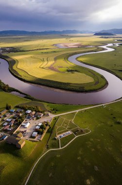 Akşamları güzel bir göl manzarası