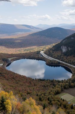 Nehir ve ormanlı güzel bir manzara.